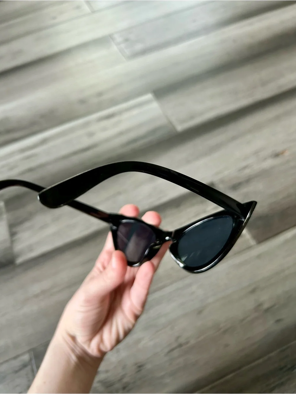 💸 5/20 Retro Slim Cat Eye Sunglasses in Black